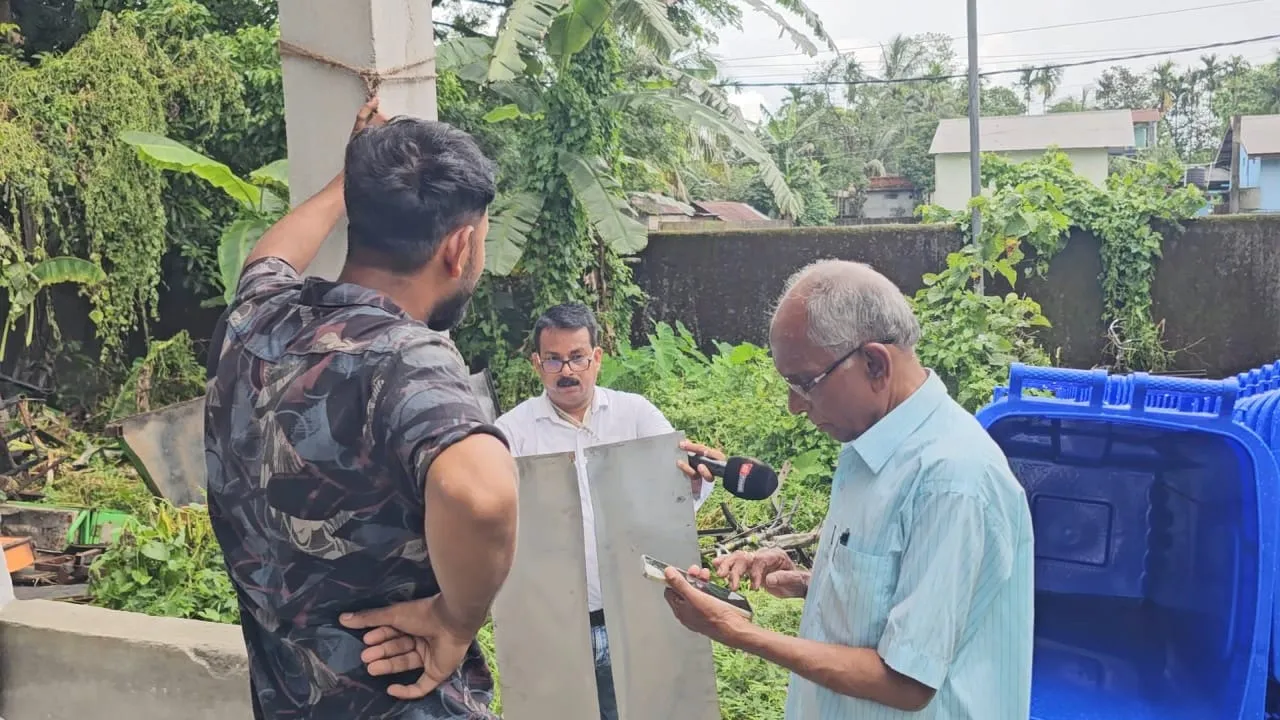 বাসুগাঁও পৌৰসভা চৌহদত ভঙা ছিঙা সামগ্ৰীৰ নামত কাটি থকা হৈছে নতুন ষ্টিলৰ ডাষ্টবিন...