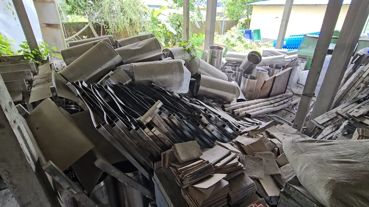 বাসুগাঁও পৌৰসভা চৌহদত ভঙা ছিঙা সামগ্ৰীৰ নামত কাটি থকা হৈছে নতুন ষ্টিলৰ ডাষ্টবিন...