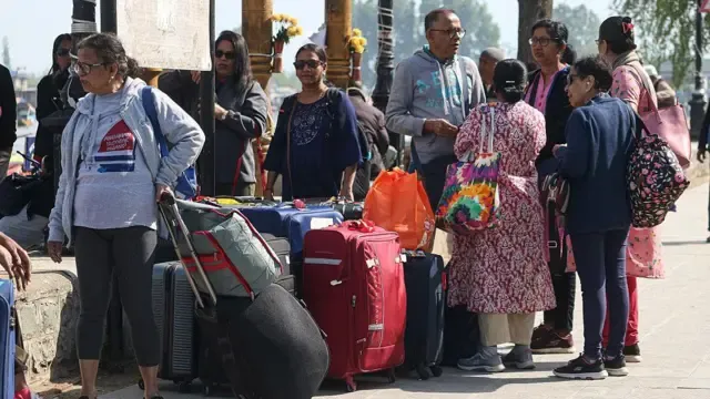 श्रीनगर हवाई अड्डे जाने के लिए तैयार पर्यटक