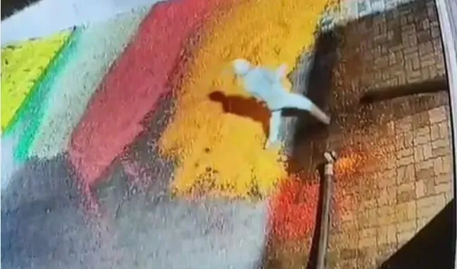 खाद्य विभाग की दबिश में जैनम फूड प्रोडक्ट्स में मची अफरातफरी, फ्राइम्स को पैरों से कुचल रहे थे, लाइसेंस निरस्त