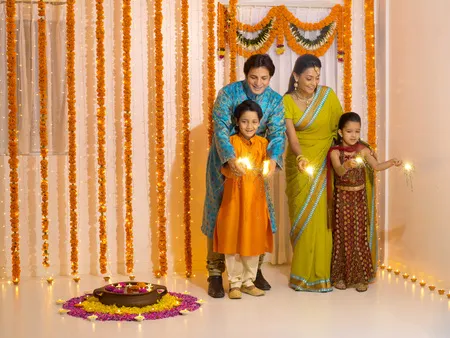 Immagini Stock - Famiglia Festeggia I Festival Diwali. Image 85910056
