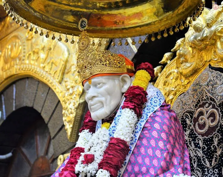 This may contain: there is a statue that looks like a man wearing a crown and garland around his neck