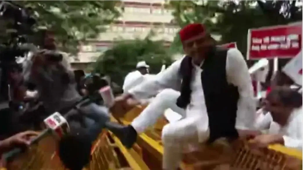 दिल्ली में विपक्ष के नेताओं ने व्यापक मार्च निकाला है। इसी दौरान समाजवादी पार्टी के अध्यक्ष पुलिस बैरिकेड फांद कर निकल गए।