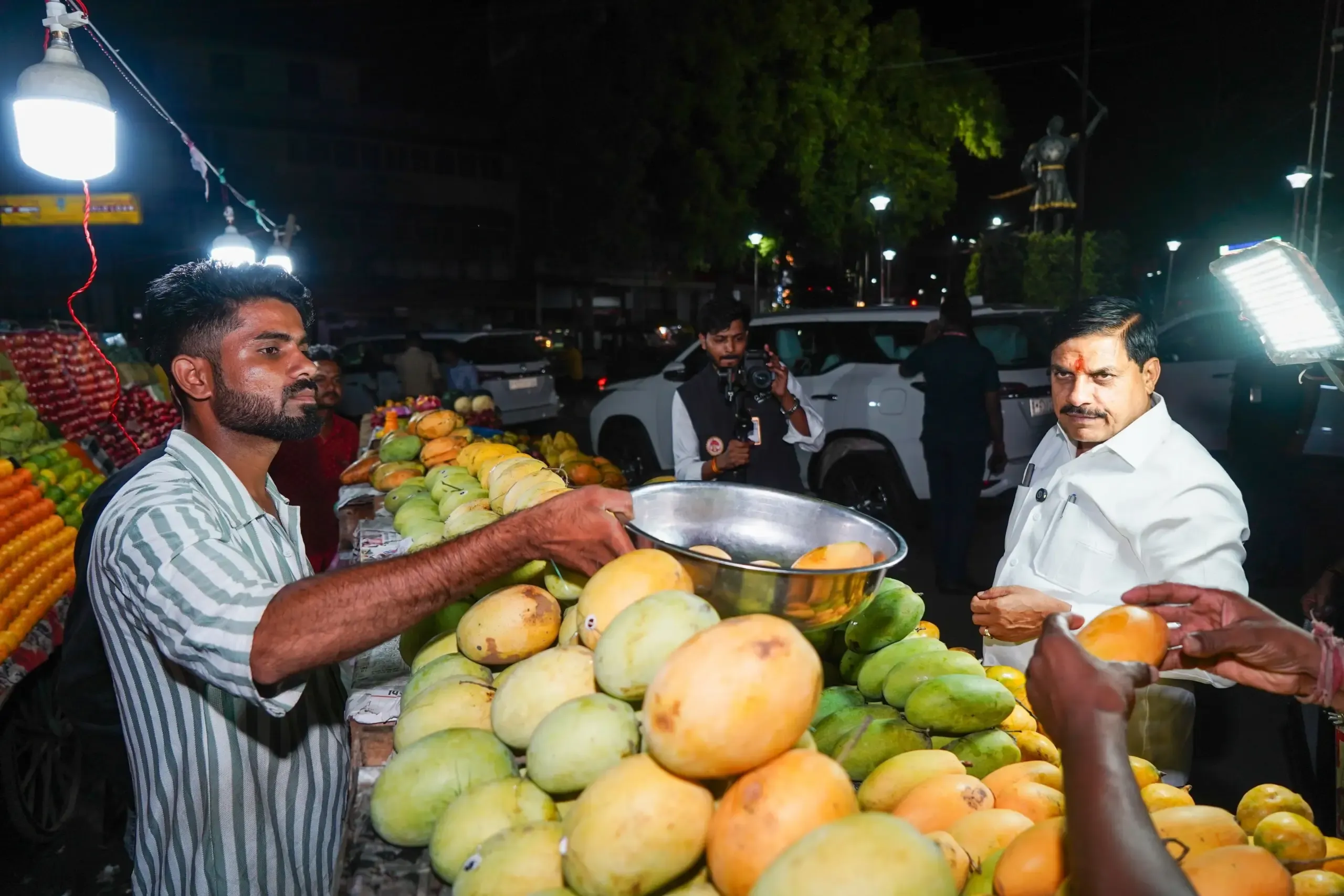 CM Mohan Yadav bought fruits from a street vendor in TT Nagar hindi news