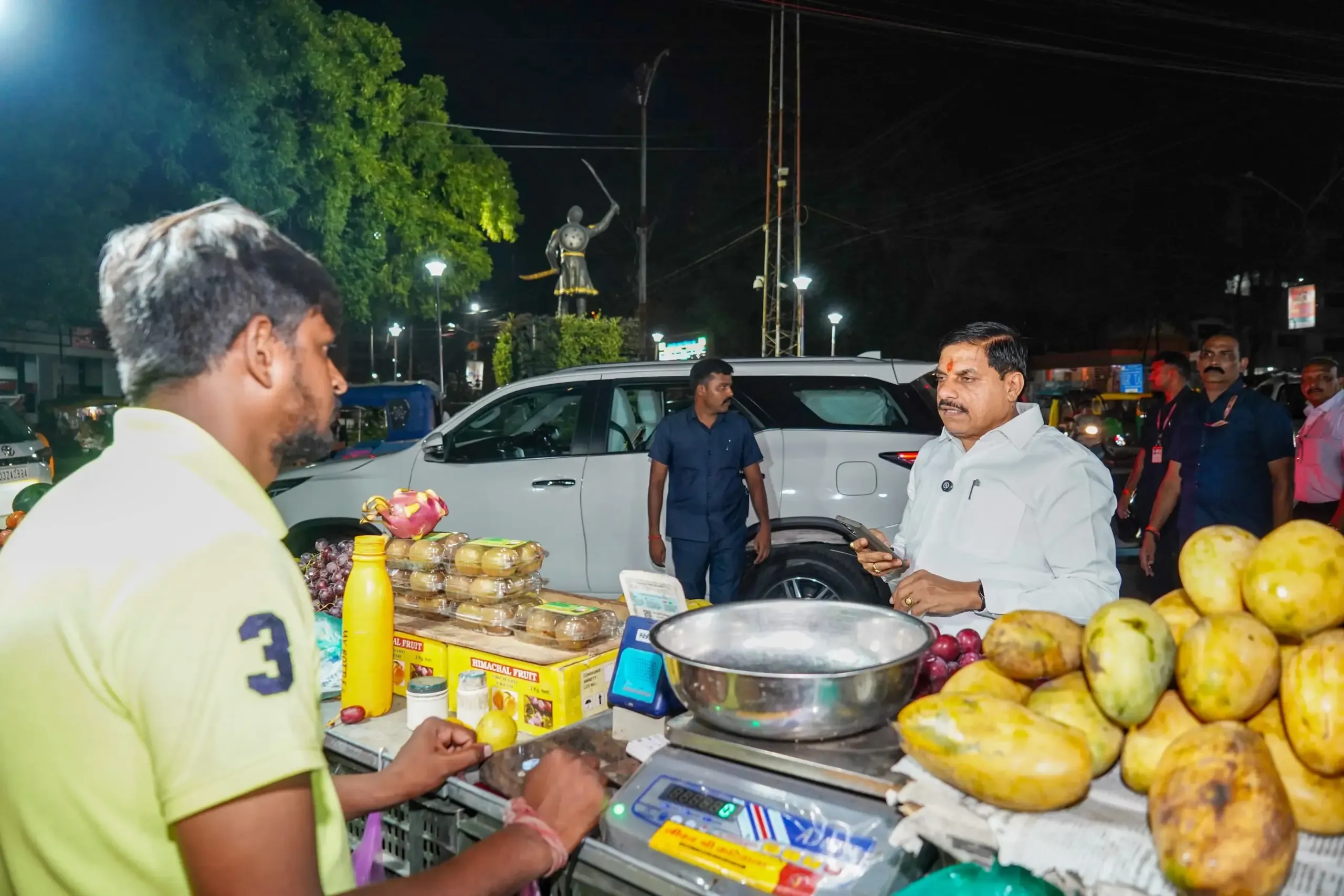 CM Mohan Yadav bought fruits from a street vendor in TT Nagar