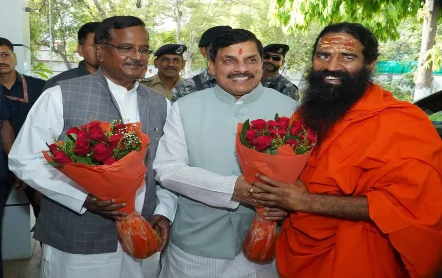 Cm MOhan Yadav baba Ramdev (1)
