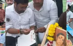 विट्टन मार्केट चौराहे पर भोपाल शहर अध्यक्ष का विरोध करते प्रवीण सक्सेना 'मोनू'। वे राहुल गांधी को खून से पत्र लिखते हुए।<br />
