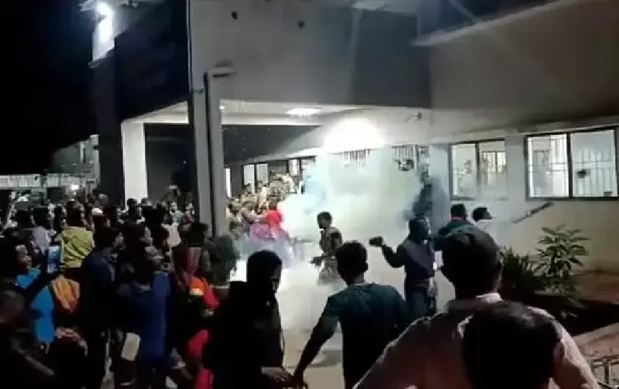 Uproar in Balrampur Kotwali police station