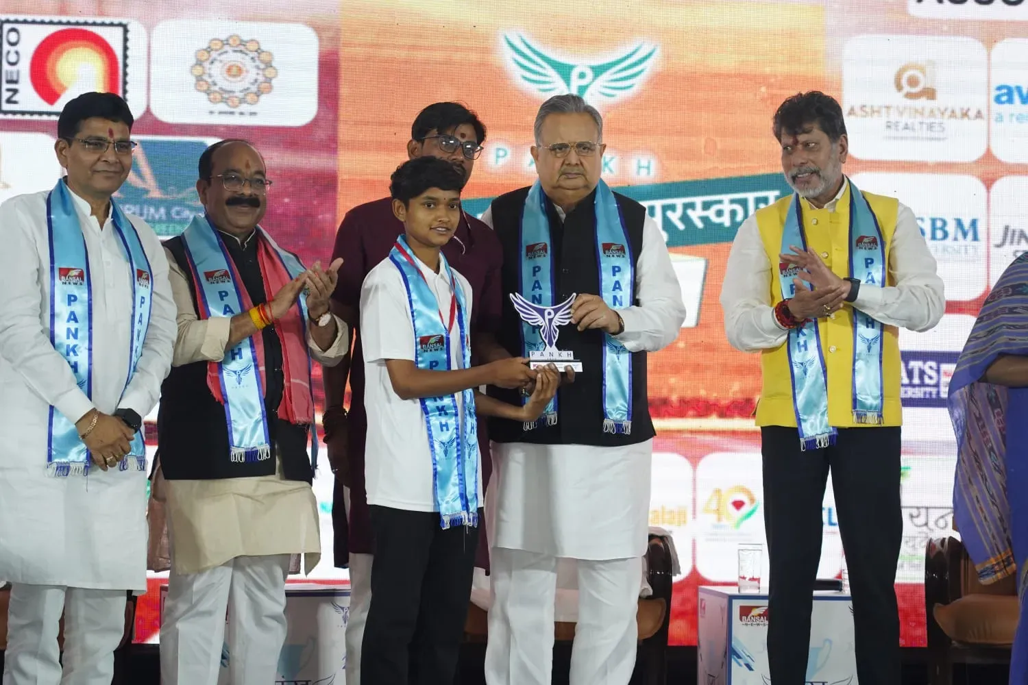 Vidhan Sabha Speaker Dr. Raman Singh awarding the player