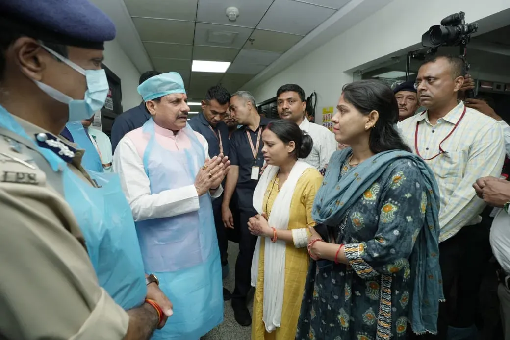 भोपाल में Mock Drill में घायल हुए जवान को देखने सीएम मोहन यादव बंसल हॉस्पिटल्स पहुंचे. यहाँ उन्होंने परिजनों से बात की..
