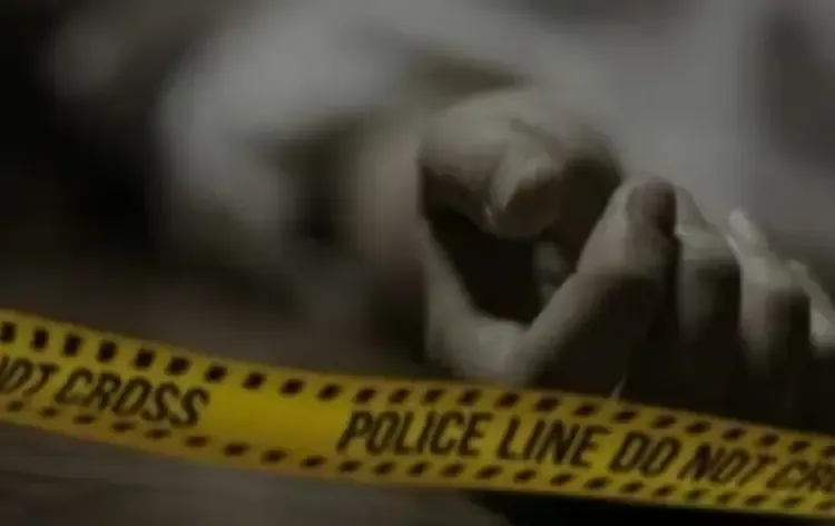 भोपाल में फंदे पर लटका मिला डॉ. का शव।