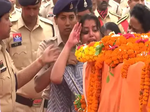 Wife of Martyr Akash Rao Giripunj