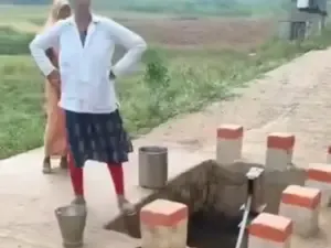 hand pump on road sidhi