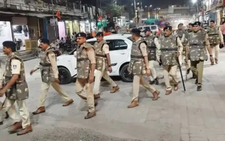 इंदौर में पुलिस ने बुधवार रात फ्लैग मार्च निकाला।