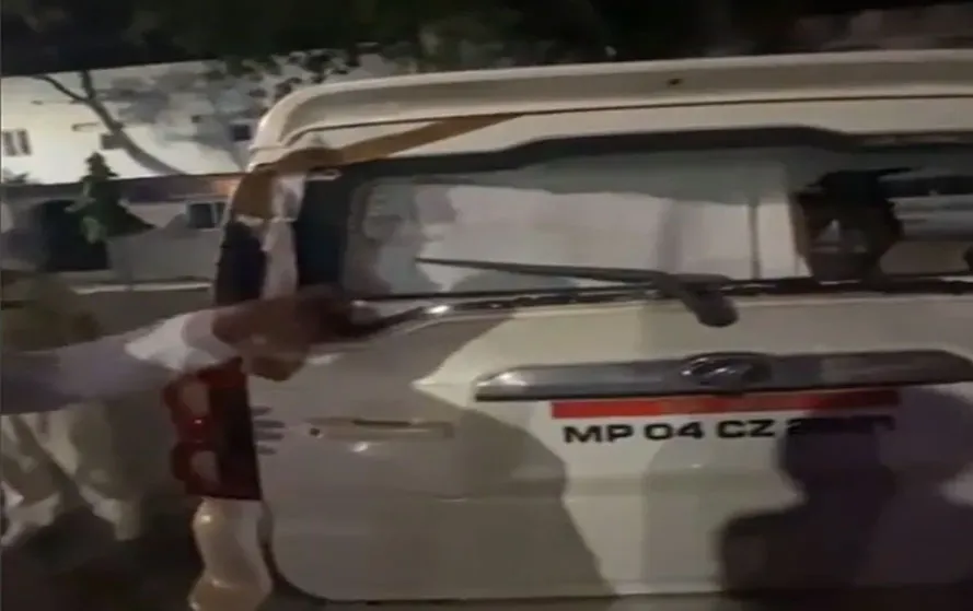 मध्य प्रदेश के कांग्रेस नेता प्रदीप अहिरवार की गाड़ी के कांच तोड़ दिया गए 