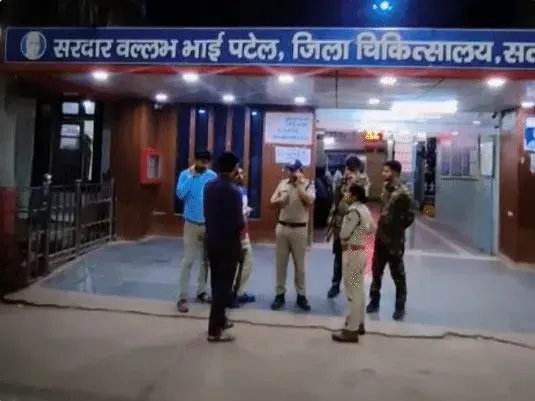 सतना में थाने में हेड कांस्टेबल को गोली लगने के बाद उसे सरदार बल्लभ भाई पटेल अस्पताल सतना में भर्ती कराया गया है.