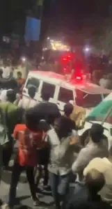 भीड़ ने थाना प्रभारी की गाड़ी घेरी