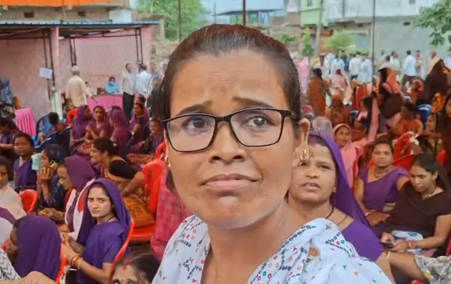 आशा कार्यकर्ता संगीता चौकसे ने विधायक से बातचीत के दौरान कहा कि उन्हें बड़े पद की जरूरत नहीं है।