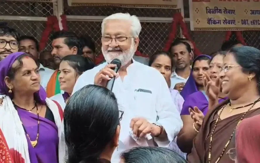 आशा कार्यकर्ताओं से बात करते हुए देवरी विधायक पटैरिया।