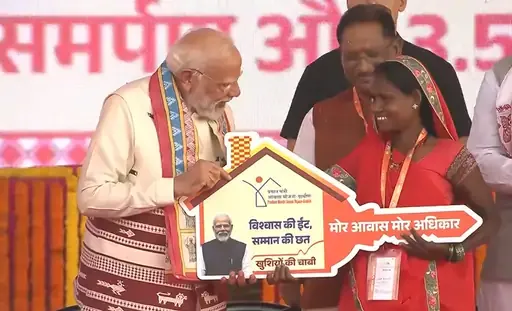 PM Modi handed over the keys of the residence to Sonia