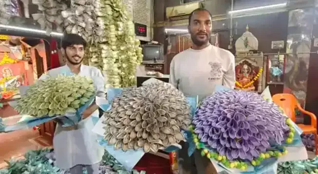 रतलाम में नोटों को फूलों का आकार दिया गया