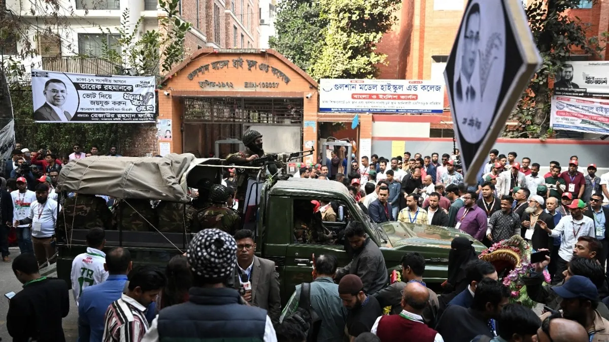 चुनाव के दौरान पोलिंग स्टेशन के बाहर तैनात आर्मी (Photo: AFP