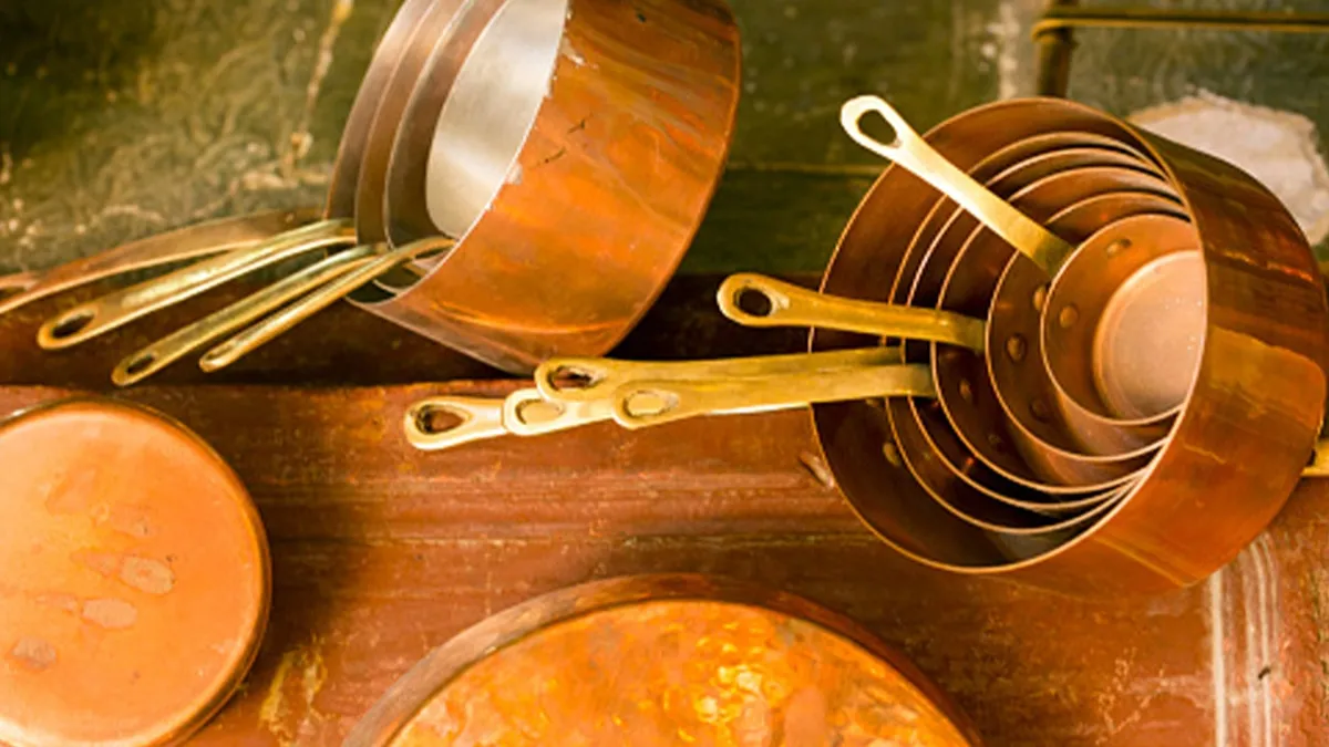 भूलकर भी इन धातु के बर्तनों में ना बनाएं खाना, शरीर में बनाते हैं जहर -  News AajTak