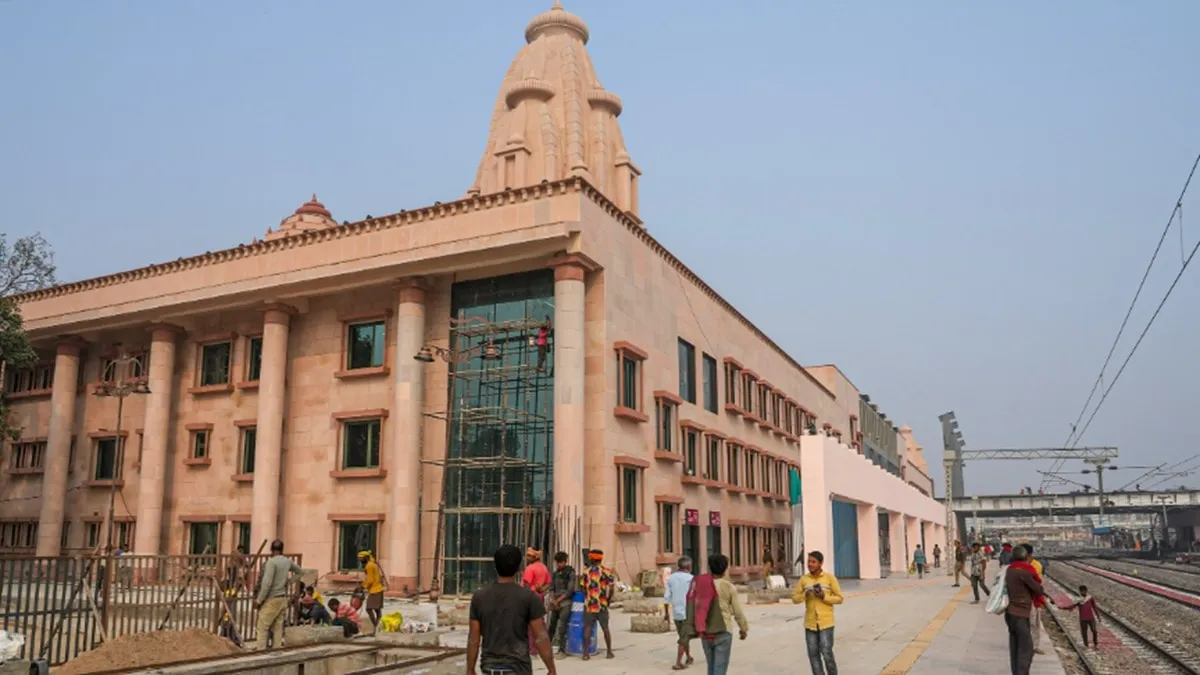 रॉयल मुकुट, धनुष-बाण से सजी दीवार... रेन वॉटर हार्वेस्टिंग से फूड प्लाजा  तक, ऐसा बन रहा है 'अयोध्या धाम' रेलवे स्टेशन - News AajTak