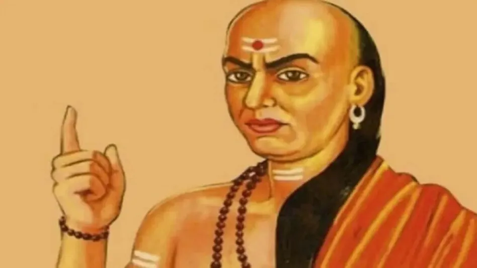 Chanakya Niti: इन लोगों से बनाकर रखें दूरी, मदद करना भी पड़ता है भारी! - chanakya niti trustworthy people chanakya Niti helping people success life chanakya niti in hindi lbsd - AajTak
