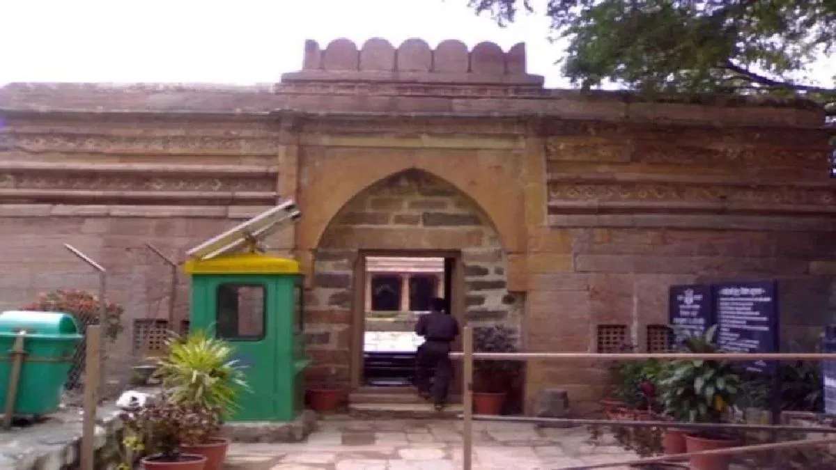 भोजशाला विवाद: कोर्ट पहुंचा मामला, समर्थकों में उत्साह, शहर में शांति का  माहौल - bhojshala dhar kamal mosque row worship madhya pradesh indore high  court bench ntc - AajTak