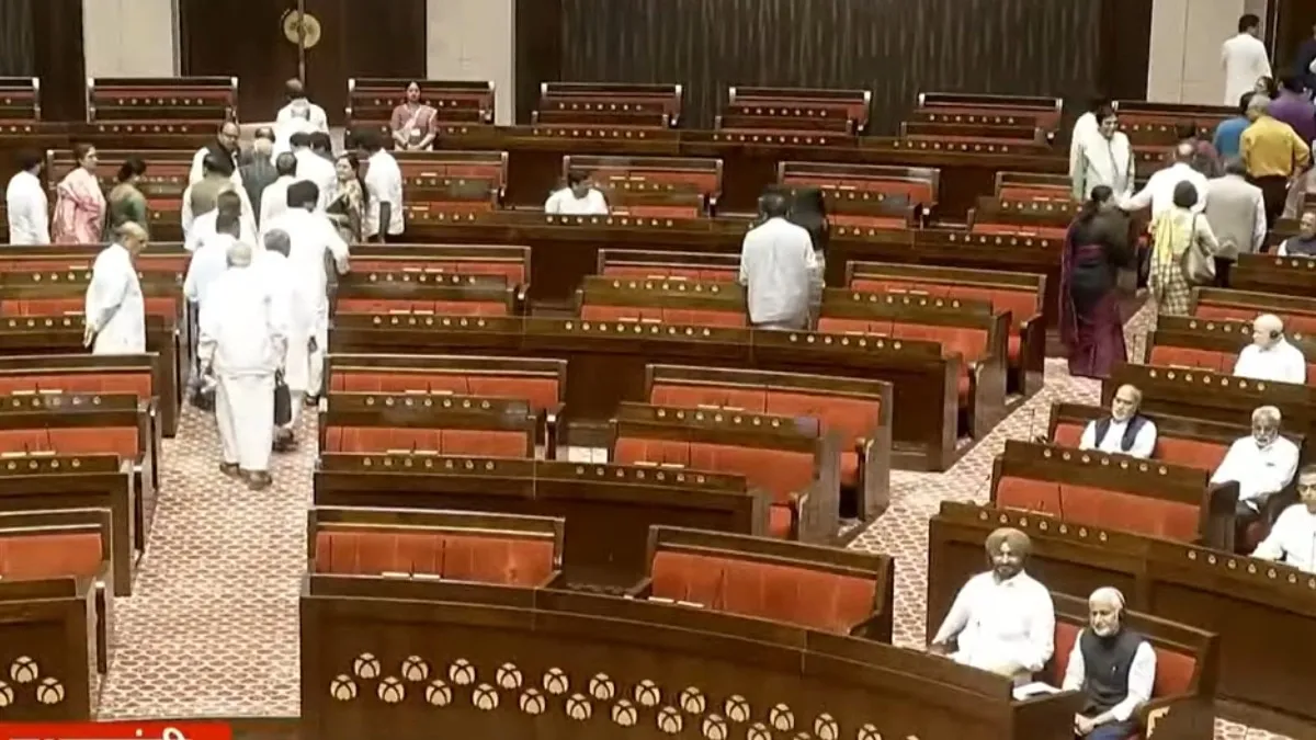 PM के संबोधन के बीच विपक्ष का वॉकआउट... सभापति बोले- संविधान का अनादर किया,  मोदी ने कहा- मैदान छोड़कर भागे - Opposition walks out during PM address in  Rajya Sabha ntc - AajTak