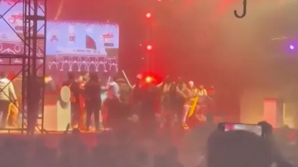 बांग्लादेश में जेम्स के कॉन्सर्ट पर हमला हो गया. (Photo- Screengrab)