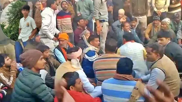 चित्रकूट के आयुष हत्याकांड के बाद व्यापारियों में आक्रोश (Photo- Screengrab)