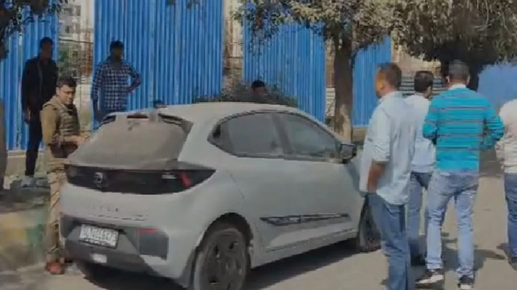 कार में मिली युवक-युवत की लाश. (Photo: Screengrab)