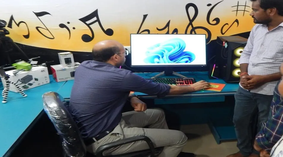 गांव में ही सबकुछ:इस गांव के हर घर में हैं यूट्यूबर्स, जिला प्रशासन ने  बनवाया हाईटेक स्टूडियो 'हमर फ्लिक्स' - District Administration Built Hitech  Studio In Tulsi ...