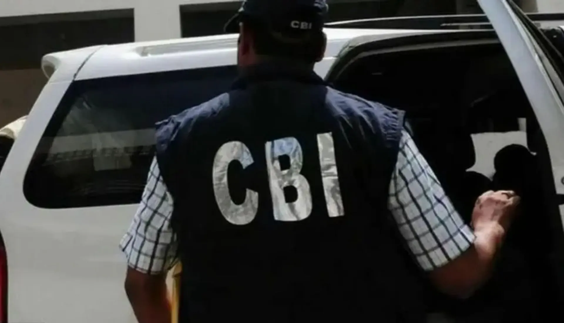 Cbi Arrest Irs Officer:25 लाख की रिश्वत लेते आयकर का अतिरिक्त महानिदेशक  गिरफ्तार, मोहाली में हुई कार्रवाई - Cbi Arrest Irs Officer Updates Bribery  Case Amit Kumar Singal Rs 25 Lakh Associate