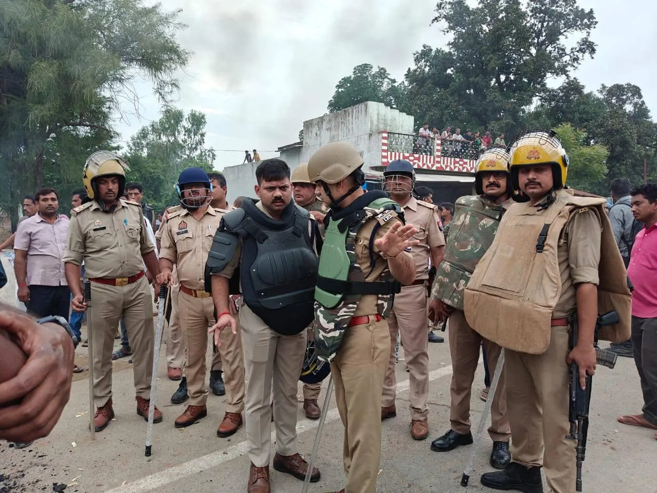 मौके पर मौजूद पुलिस.