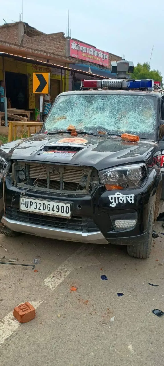 पुलिस की गाड़ी पर पथराव.
