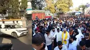 चलती गाड़ी में स्टंट, रीलबाजी, पूर्व सीएम के स्वागत में शामिल युवाओं का  हुड़दंग, पुलिस का एक्शन - stunts in a moving car making reels hooliganism  by youths participating in ...