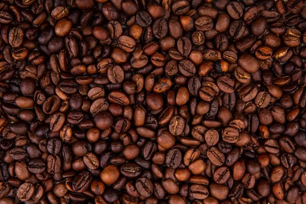 Free photo close up view of dark fresh roasted coffee beans on coffee beans background