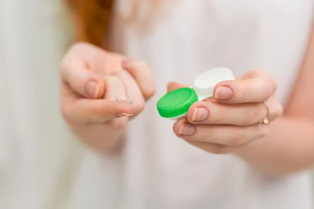 Free photo close-up of woman hand holding contact lens and it's container