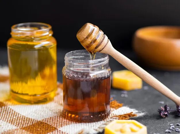Free photo dripping honey in glass jar