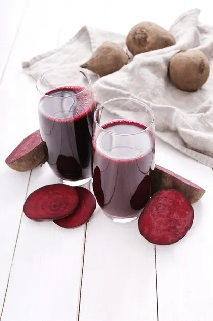 Free photo fresh fruit juice and beetroot