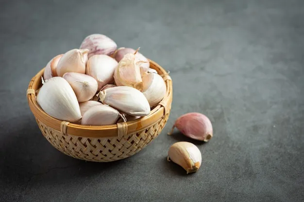 Free photo fresh raw garlic ready to cook