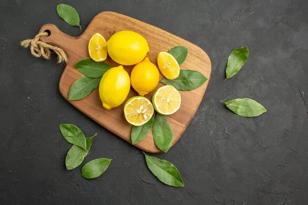 Free photo top view fresh lemons sour fruits on dark table fruit lime