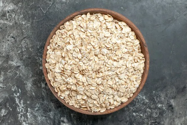 Free photo top view of organic oat bran in a brown wooden pot on dark background