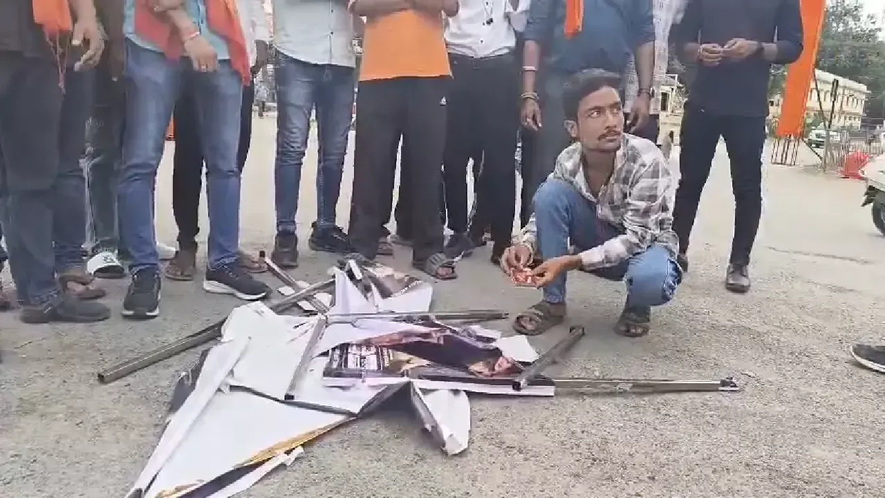 अंबिकापुर में एल्विश यादव का कार्यक्रम रद्द: अब अभिनेता गोविंदा के कार्यक्रम  में खिलाफ आगे आया यादव समाज, पोस्टर फाड़े | Ambikapur Elvish Yadav Garba ...