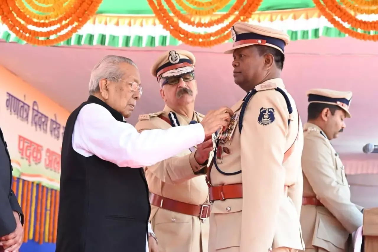 IPS KamaLochan Kashyap Biography in Hindi: 137 मुठभेड़ों में 75 नक्सलियों  का एनकाउंटर, कौन हैं रियल लाइफ "सिंघम" IPS कमलोचन कश्यप? पढ़ें बस्तर से DIG  तक का सफर! | IPS ...