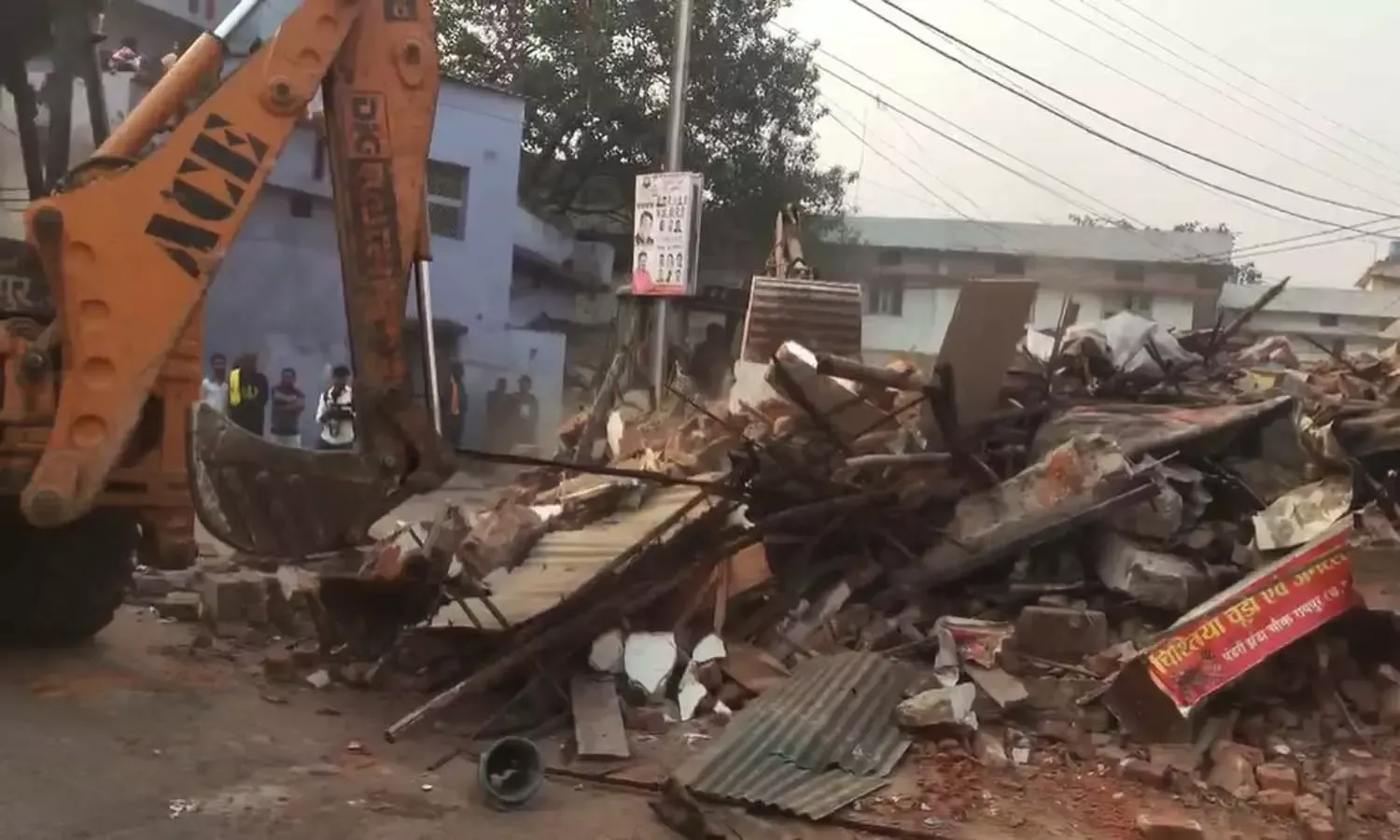 रायपुर में रेप के आरोपी का घर-दुकान ढहाया गया: बुजुर्ग ने 5 दिन तक बच्ची से  किया था दुष्कर्म, अब अवैध निर्माण पर चला बुलडोजर | Raipur rape case accuse  ...