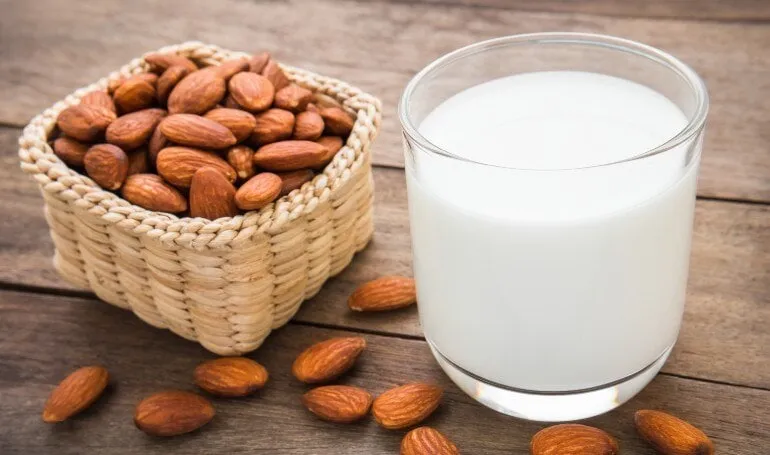 benefits of almond in glowing skin, निखरी त्वचा के साथ कई फायदे देता है  बादाम का दूध | HealthShots Hindi